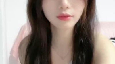 [동양야동] 앙증맞은 외모의 옆집 동생!유료방 파격가!협탁에 앉아 자위하며, 여린 구멍을 쪼개고, 屌插，水假抽，声, 물소리가 콸콸, 가쁜 숨을 쉴 새 없이 몰아쉬며.